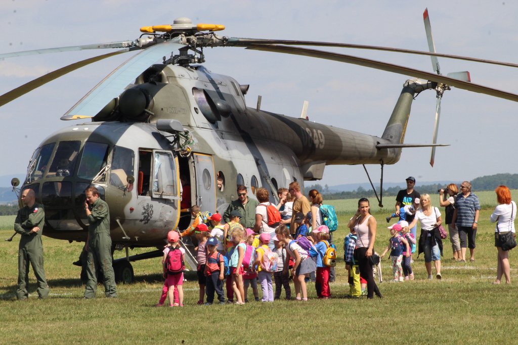 Po dosednutí byl vrtulník MI-17 otevřen k prohlídkám