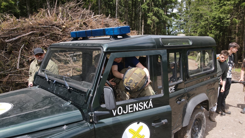 Studenti ve svých rolích museli i vyprošťovat zraněného po najetí na výbušný systém