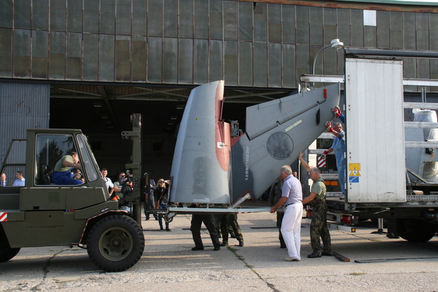  Vykládka jednotlivých částí letounu L-159T1 