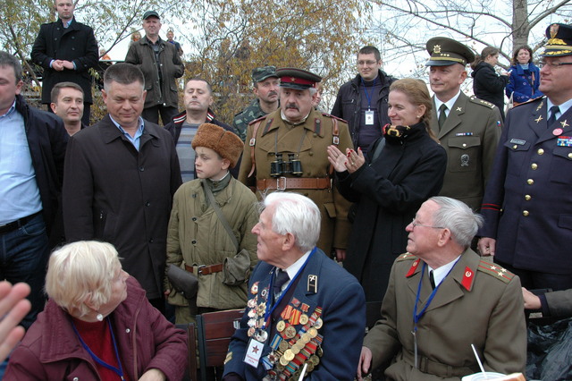 Náměstkyně ministra obrany pro personalistiku Lenka Ptáčková Melicharová a ukrajinský ministr obrany Pavel Lebeděv hovoří s přímými účastníky bojů