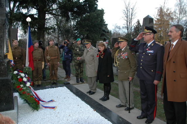 Členové delegace se poklonili u památníku padlých v Lukjanivce
