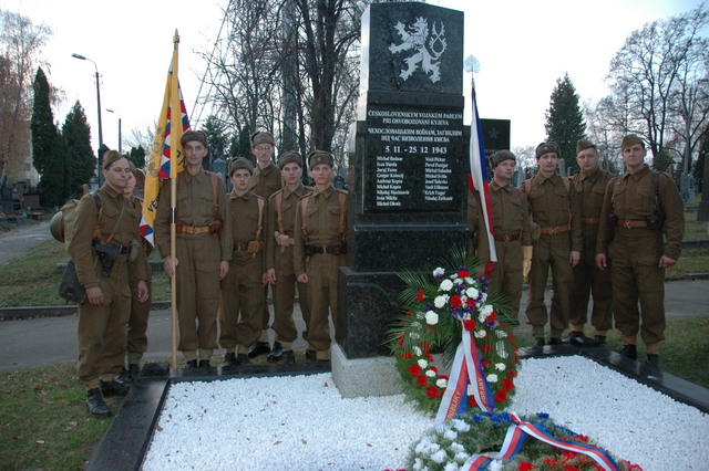 Hrdinům, kteří bojovali o Kyjev, se poklonili i členové Československé obce legionářské v dobových uniformách