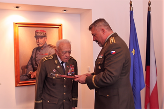 Ilustrační obrázek ke článkuNáčelník generálního štábu popřál k životnímu jubileu válečnému veteránovi generálu Masopustovi
