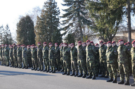 Vybrané jednotky výsadkářů 4. brigády rychlého nasazení při slavnostním nástupu na chrudimském armádním letišti