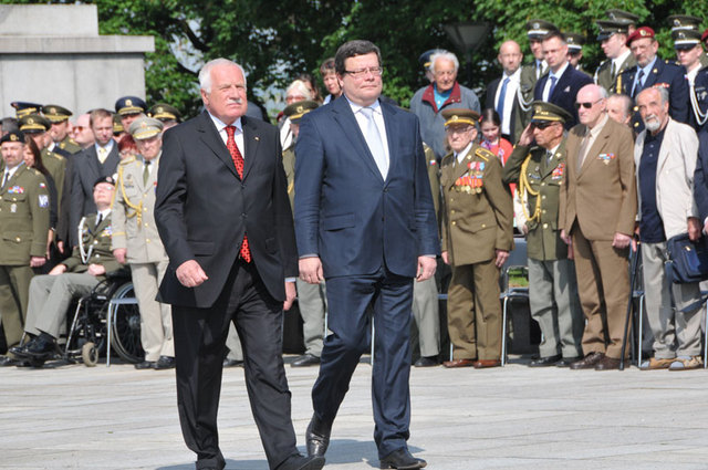 Prezident republiky Václav Klaus společně s ministrem obrany Alexandrem Vondrou vykonali přehlídku nastoupených jednotek na Čestném nádvoří vítkovského památníku