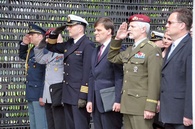Delegace u památníku padlých vojáků Bundeswehru
