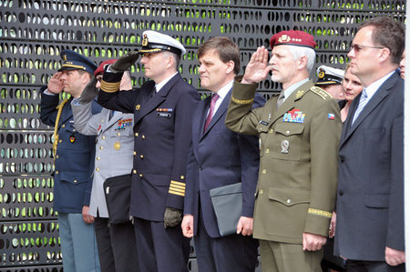 Delegace u památníku padlých vojáků Bundeswehru