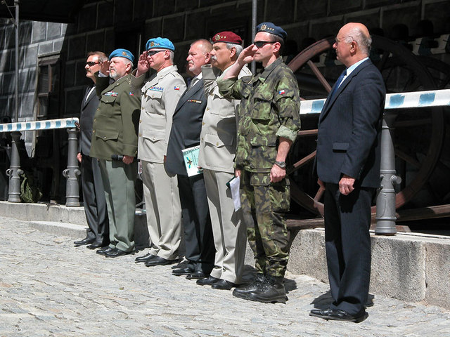 Organizátoři a čestní hosté setkání na 2. nádvoří Státního hradu a zámku v Českém Krumlově