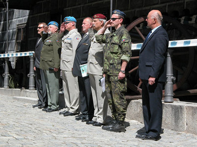 Organizátoři a čestní hosté setkání na 2. nádvoří Státního hradu a zámku v Českém Krumlově