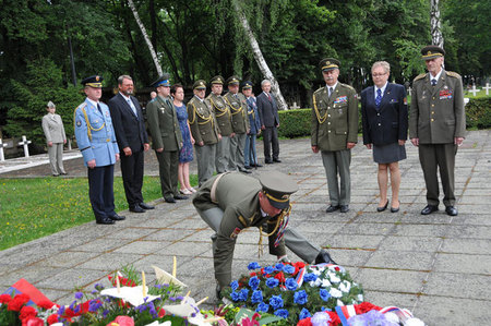 Představitelé Československé obce legionářské vzdávají čest vojákům od Zborova