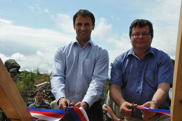 Pásku ke vstupu na novou rozhlednu přestřihli jihočeský hejtman Jiří Zimola a ministr obrany Alexandr Vondra