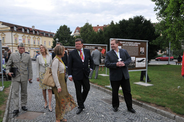 Ministr obrany si s doprovodem prohlédl právě zahájenou výstavu věnovanou 70. výročí operace ANTHROPOID