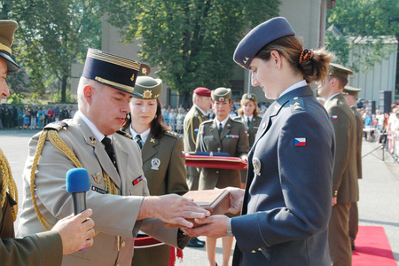 Cenu velitele francouzské letecké akademie v Salon de Provence pro nejlepšího studenta leteckých specializací - por. Zuzanu Hrazdírovou - předal přidělenec obrany Francie plk. Bruno Bucherie. 