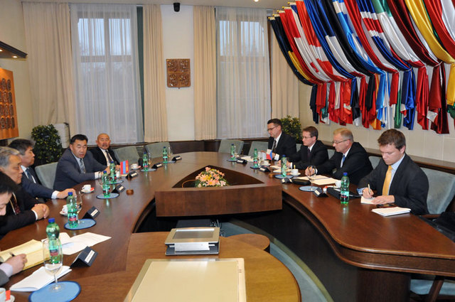 Společné jednání mongolské a české delegace na Ministerstvu obrany České republiky v Praze