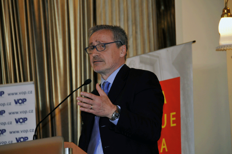 Ministr Martin Stropnický informoval mimo jiné také o účasti českých vojáků v zahraničních misích