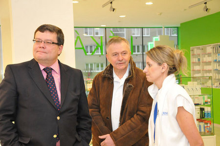 Zleva: ministr Alexandr Vondra, ředitel ÚVN plk. Miroslav Zavoral a PharmDr. Lucie Maršálková