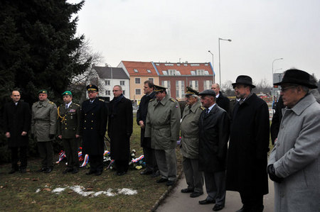 Čestní hosté pietního aktu na Brandejsově náměstí v pražském Suchdole 21. 12. 2012