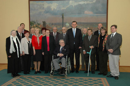 Společná fotografie oceněných s premiérem vlády a ministrem obrany Petrem Nečasem