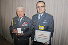 Plk. gšt. Miloslav Bauer předal jménem rektora plaketu Univerzity obrany veteránovi II. světové války plk. v.v. Emilu Bočkovi