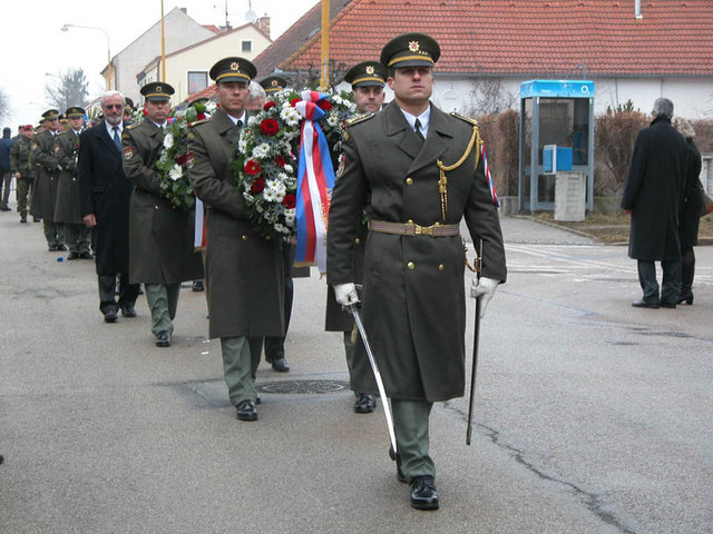 Čestná jednotka Armády České republiky zabezpečila slavnostní ráz pietní vzpomínky v Jindřichově Hradci