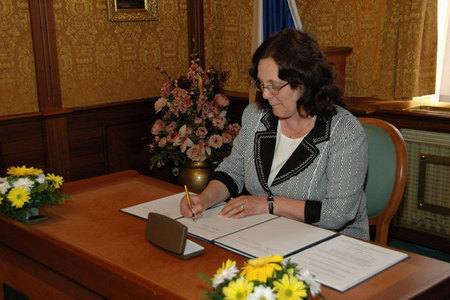 3. doplněk Kolektivní smlouvy z roku 2012 podepisuje Dagmar Šormová, předsedkyně Samostatného odborového sdružení zaměstnanců resortu MO