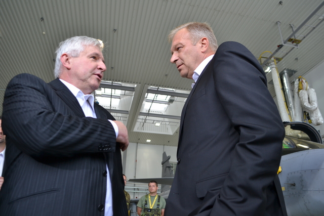 Premiér Jiří Rusnok (vlevo) v rozhovoru s ministrem obrany Vlastimilem Pickem