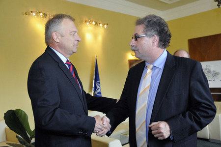 Ministr obrany Vlastimil Picek popřál na závěr setkání předsedovi Folklorního sdružení Zdeňku Pšenicovi a všem jeho spolupracovníkům mnoho úspěchů