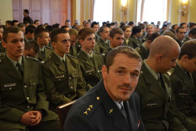 Na prezidenta a vrchního velitele ozbrojených sil Miloše Zemana čekal sál plný studentů 