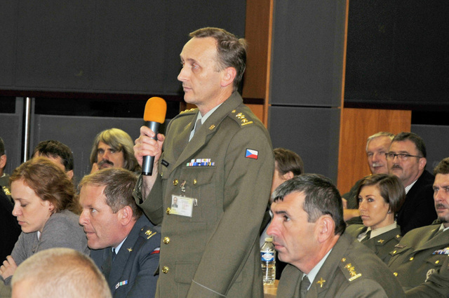 Diskuse příslušníků UO s generálem Petraeusem
