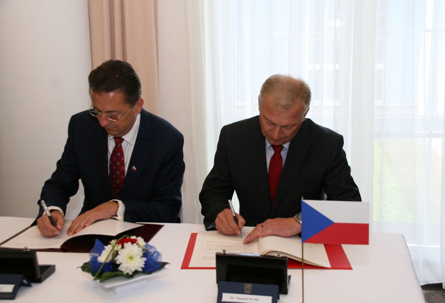 Ministři obrany V. Picek a M. Glváč  při podpisu Dohody mezi vládou České republiky a vládou Slovenské republiky o rozvoji spolupráce v oblasti obrany