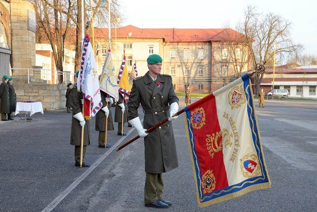Historické prapory zvýraznily dějinný rozměr Dne válečných veteránů