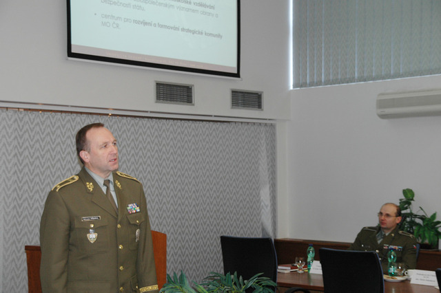  Rektor-velitel brigádní generál Bohuslav Přikryl při prezentaci
