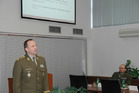  Rektor-velitel brigádní generál Bohuslav Přikryl při prezentaci