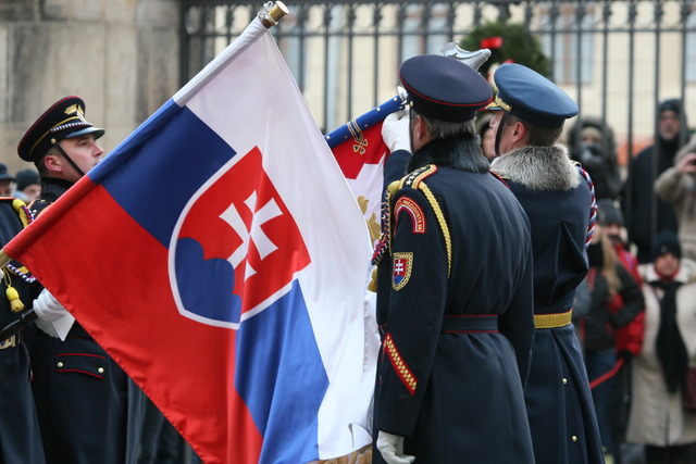Dekorování historického bojového praporu čestnou stuhou velitele Hradní stráže udělenou příslušníkům Čestné stráže prezidenta Slovenské republiky