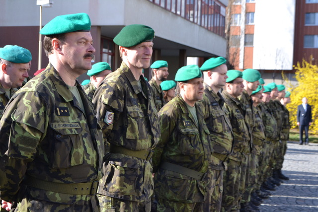 Ocenění příslušníci aktivní zálohy při vzpomínce štábního kapitána Václava Morávka