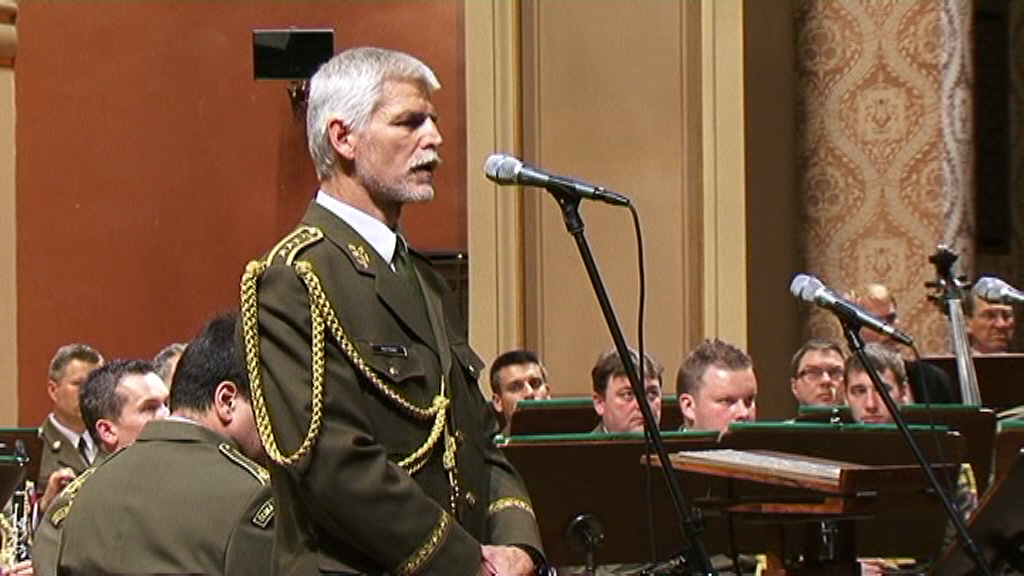 Generál Petr Pavel přivítal všechny hosty slavnostního koncertu Ústřední hudby AČR ke Dni vítězství