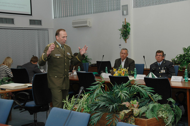 Rektor-velitel brigádní generál Bohuslav Přikryl během prezentace