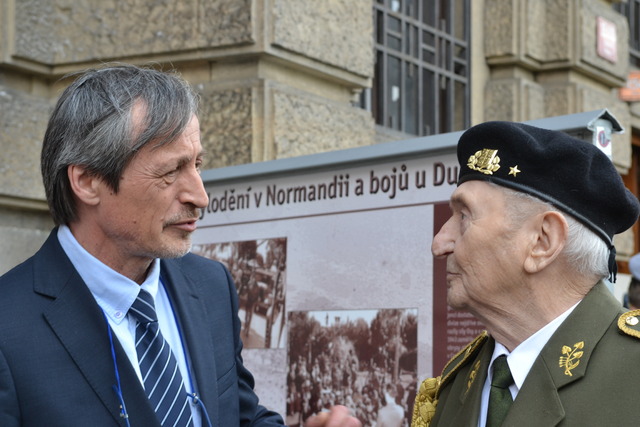Ministr obrany Martin Stropnický v rozhovoru s generálem Stanislavem Hněličkou