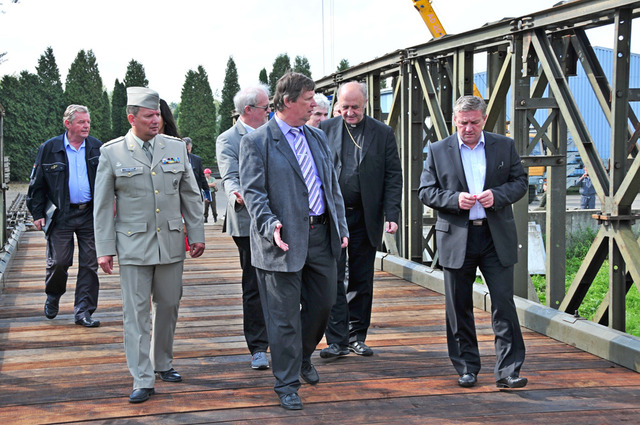 Plukovník Pavel Maňas (vlevo) a ministr Antonín Prachař (vpravo) na dokončeném mostě