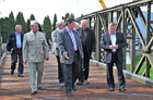 Plukovník Pavel Maňas (vlevo) a ministr Antonín Prachař (vpravo) na dokončeném mostě