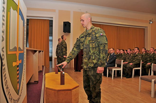 Skládání imatrikulačního slibu na insignii Fakulty vojenských technologií