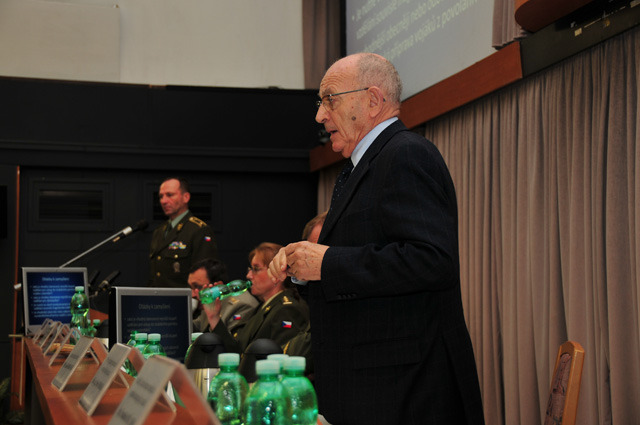 Bývalý ministr obrany a člen bezpečnostní komunity ČR Luboš Dobrovský