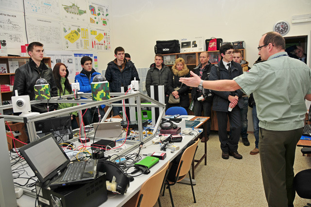 Prohlídka laboratoře vetroniky na katedře bojových a speciálních vozidel 