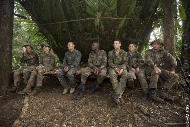 Četař Jan Šedivka (třetí zprava) s francouzskými kadety ve chvíli odpočinku