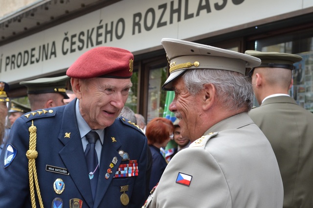 K rozhlasu dorazili i váleční veteráni