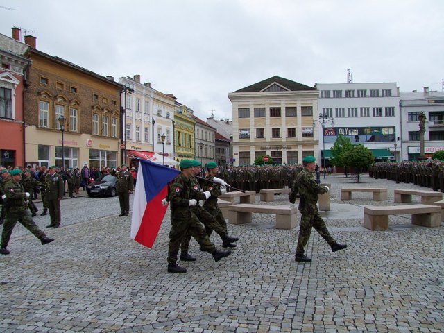  Přinesení státní vlajky do sestavy nastoupené brigády  