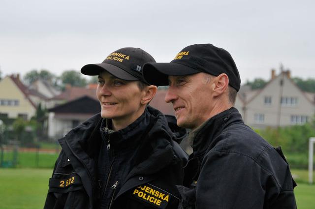 Počínání psovodů a jejich čtyřnohých pomocníků pozorně sledoval i praporčík Martin Pech z táborského velitelství Vojenské policie (vpravo)