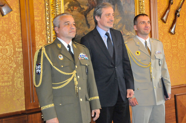 Společná fotografie odcházejícho a nového náčelníka Vojenské policie s ministrem obrany