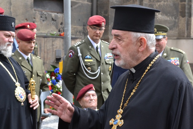 Účastníci pietního aktu v pražské Resslově ulici 