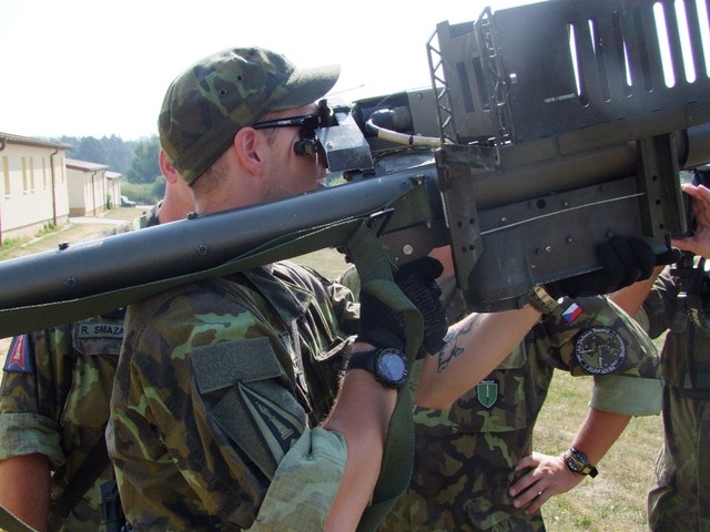  Po krátkém zácviku všichni naši operátoři protiletadlový komplet STINGER ovládají